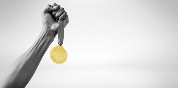 Hand hält eine Silbermedaille auf weißem Hintergrund