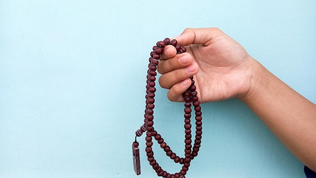 Hand hält einen Tasbih