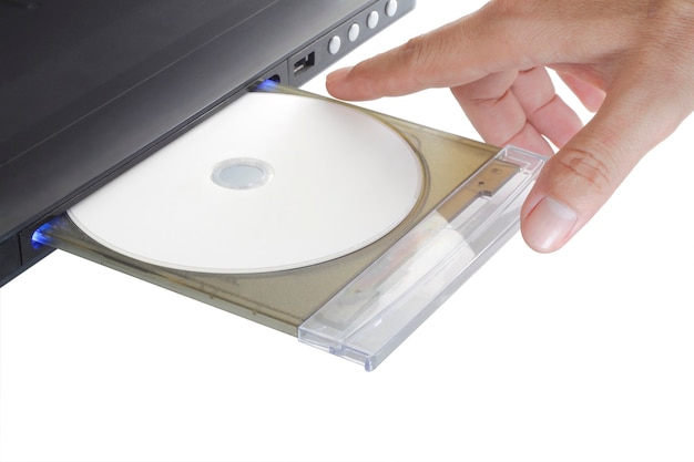 Hand hält Einlegediskette zum DVD-Player isoliert auf weißem Hintergrund