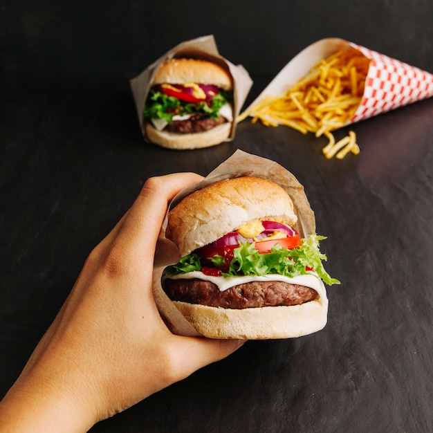 Foto hand hält hamburger