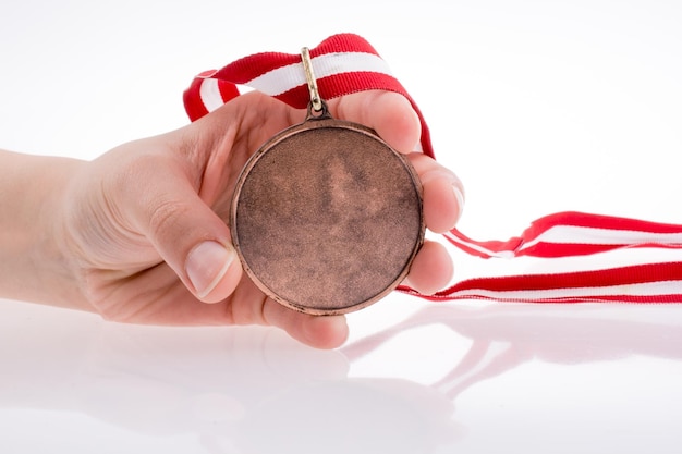 Hand hält Medaille