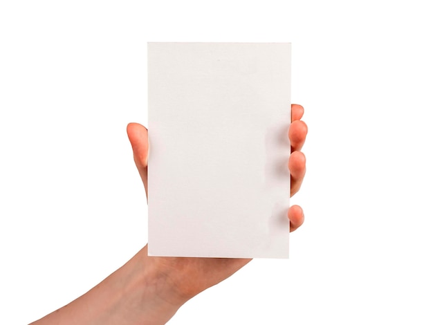 Hand hält Postkartenmodell isoliert auf weißem Hintergrund Vorlage für Gratulationseinladung Briefpapier in vertikaler Position
