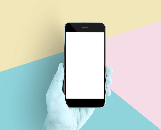 Hand hält Smartphone leeren Bildschirm auf Pastell Hintergrund