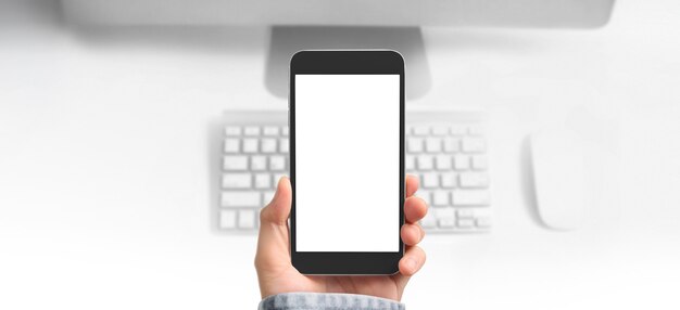 Hand hält Smartphone und Touchscreen