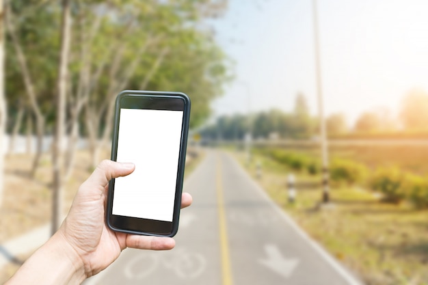 Hand hält Telefon mit Hintergrund