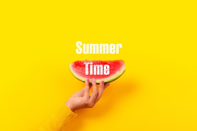Hand hält Wassermelonenscheibe. Sommerkonzept.