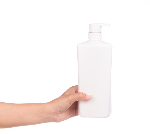 Hand hält weiße Flasche Lotion isoliert auf weißem Hintergrund
