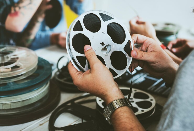 Foto hand halten einen filmstreifen