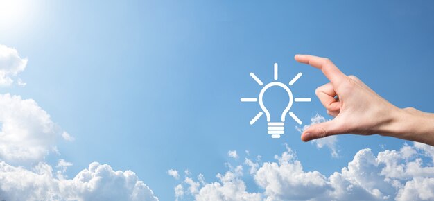 Hand halten Glühbirne. Hält ein leuchtendes Ideensymbol in der Hand. Mit einem Platz für Text. Das Konzept der Geschäftsidee. Innovations-, Brainstorming-, Inspirations- und Lösungskonzepte.