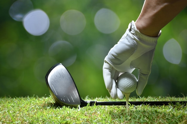 Hand halten Golfball mit Abschlag auf dem Golfplatz