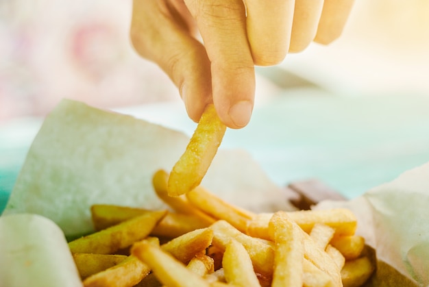 Hand halten Pommes frites oder Pommes Frites