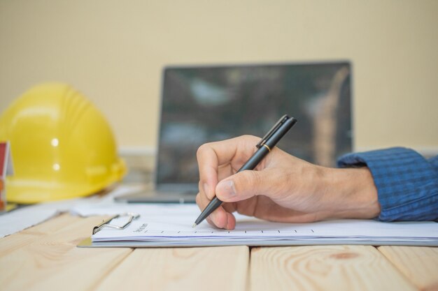 Hand halten Stift, der auf Dokument schreibt