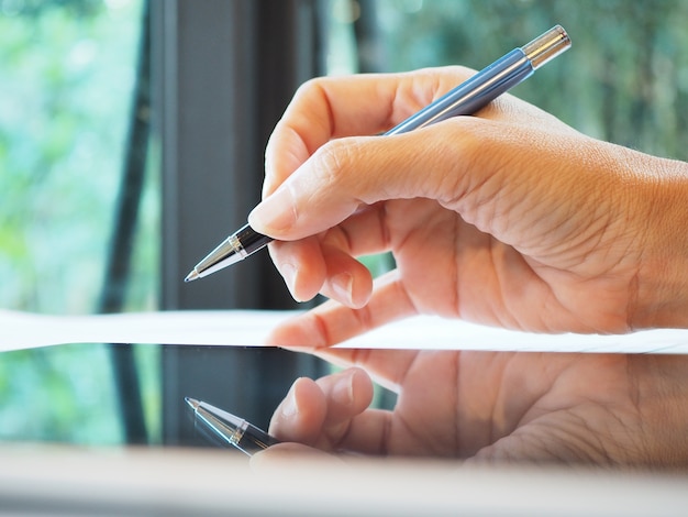 Hand halten Stift zum Schreiben