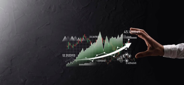 Hand halten Verkaufsdaten und Wirtschaftswachstumsdiagramm. Unternehmensplanung und Strategie. Analyse des Börsenhandels. Finanz- und Bankwesen. Digitales Marketing der Technologie. Profit und Wachstumsplan.