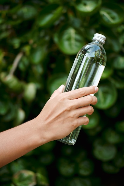 Hand halten Wasser transparente Glas wiederverwendbare Flasche