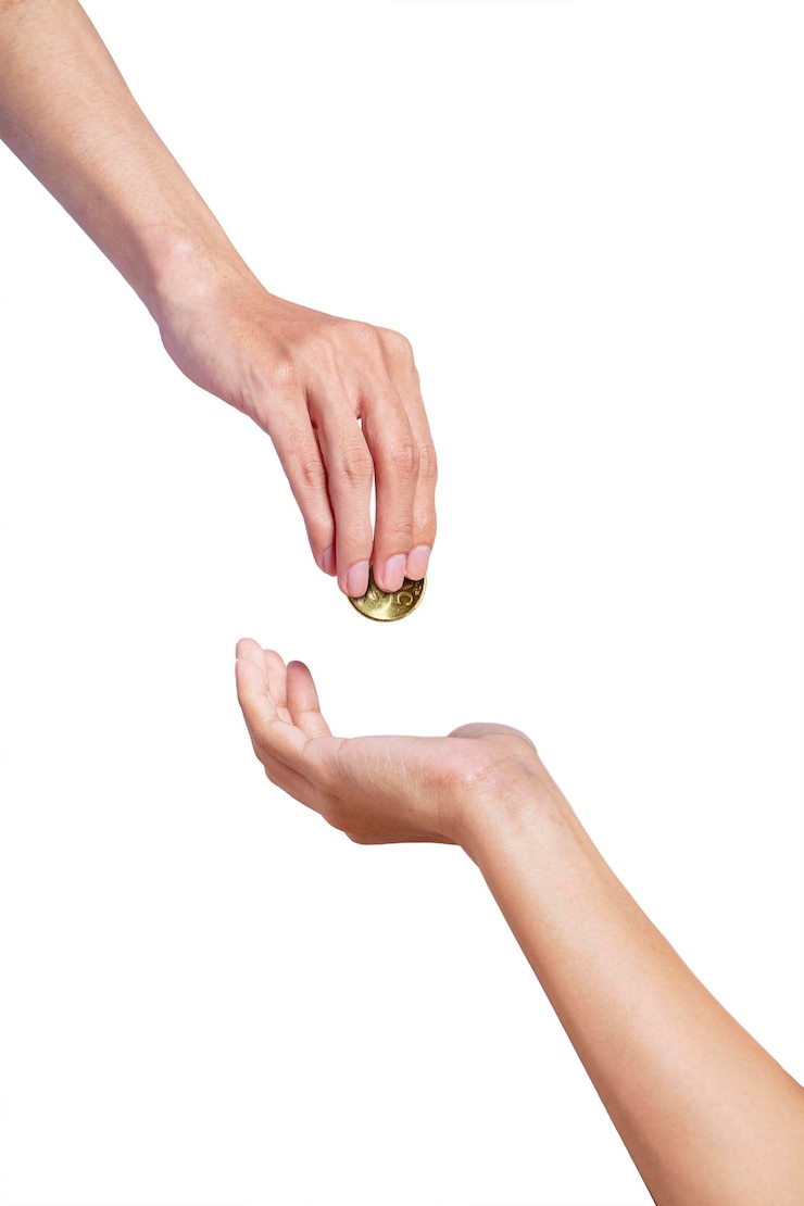 Foto hand hilft mit der münze
