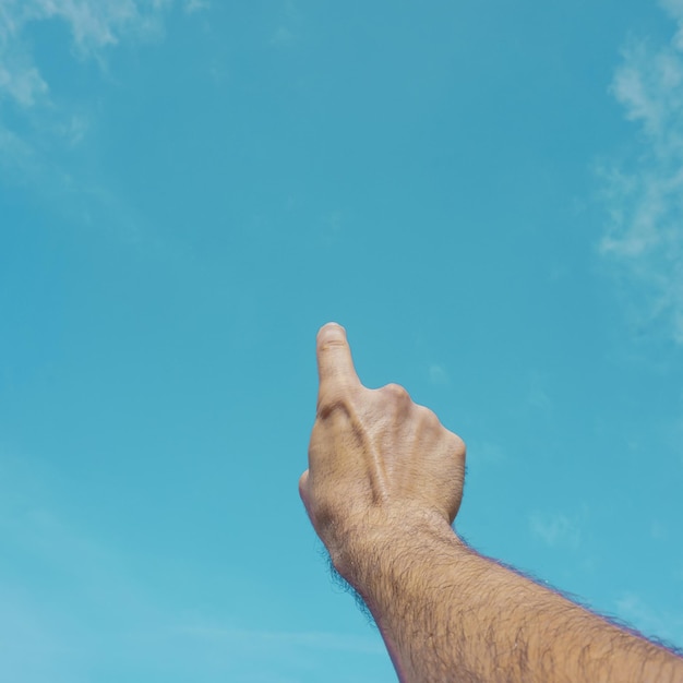 Hand hoch gestikulierend in den blauen Himmel, Gefühle und Emotionen