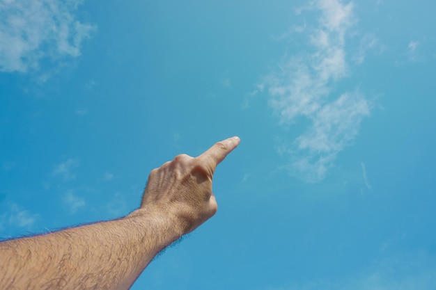 Hand hoch gestikulierend in den blauen Himmel, Gefühle und Emotionen