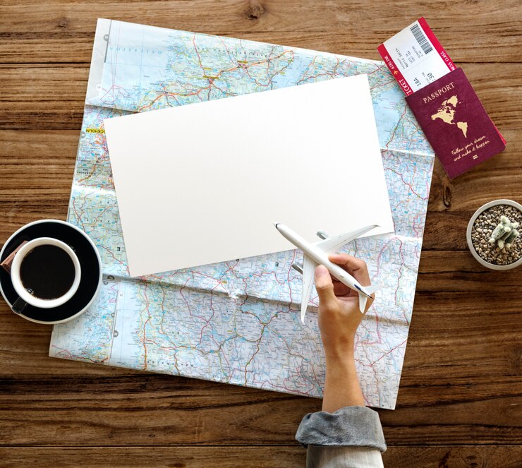 Foto hand hold toy plane viagem mapa do bilhete de passaporte