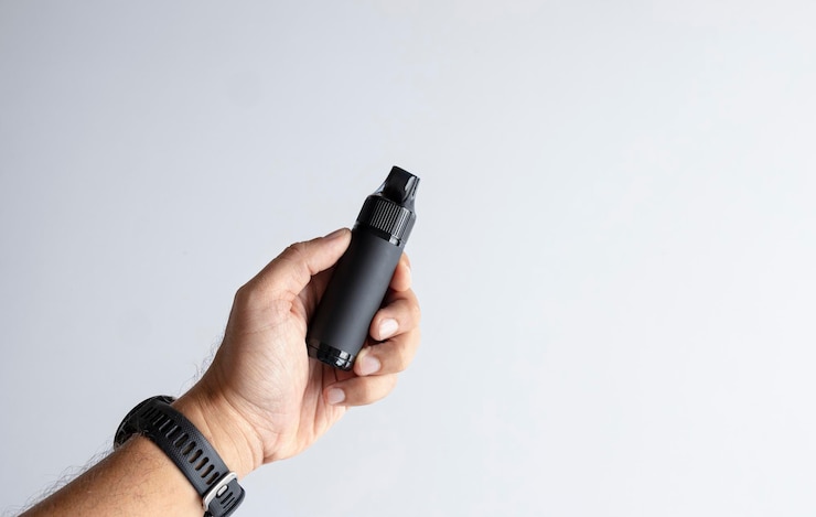 Foto hand holding black vape device pod kits pod mods pod vapes cigarros eletrônicos