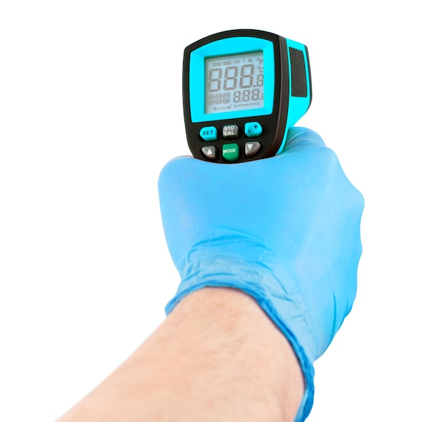 Hand in blauem medizinischen Latexhandschuh mit dem Ziel, mit blauem berührungslosem Infrarot-Thermometer isoliert auf weißem Hintergrund Mockup-Anzeigezustand mit allen an