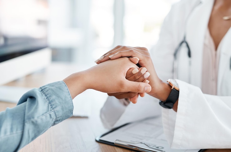 Foto hand in hand mit schlechten nachrichten oder arzt mit patientin zur unterstützung der medizinischen diagnose oder unfruchtbarkeit in der klinik empathie beratung oder krankenschwester mit kranker frau für sympathie gynäkologie ergebnisse oder gesundheitsversorgung
