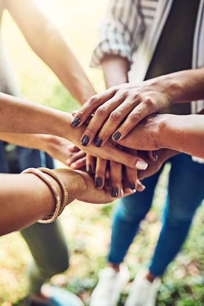 Hand in Hand und Stapel für Teambuilding mit Menschen Outdoor-Unterstützung und Solidarität in der Natur Gemeinschaftsmission und Partnerschaft Vertrauen und Engagement mit Loyalitätsgruppe Huddle und Vereinbarung