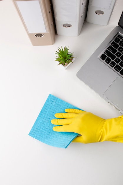 Hand in handschuhe schreibtisch reinigen