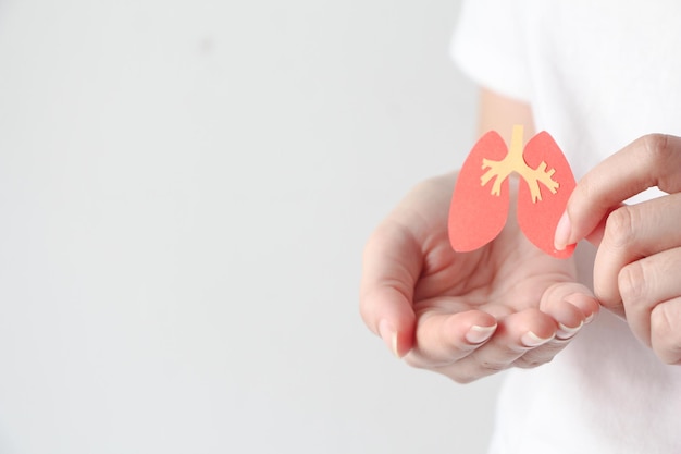 Foto hand in lungenform aus papier auf blauem hintergrund mit kopierraum welt-tuberkulose-tag-transplantationskonzept