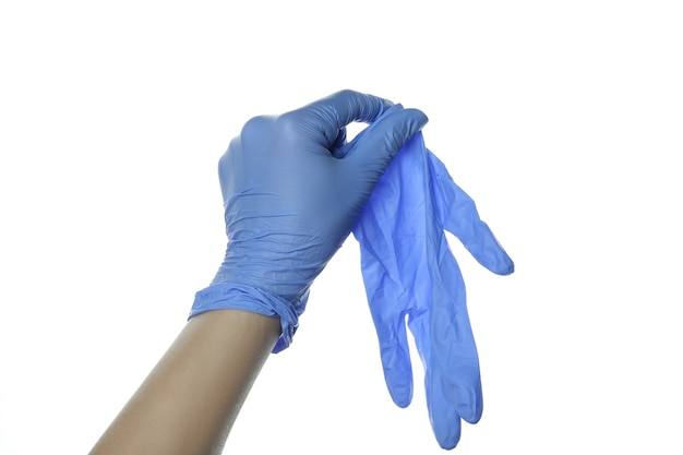 Hand in medizinischen Handschuh hält Handschuh, isoliert auf weiß