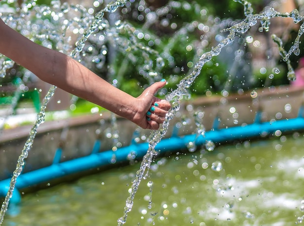 Hand in Sprühbrunnen