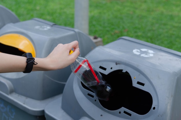 Hand junge Frau mit Flasche PlastikmüllDas Recycling von Abfällen trägt zur Verringerung der Umweltverschmutzung durch die globale Erwärmung bei