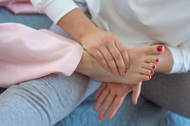 Hand machen thailändische Fußmassage Alternative Medizin Entspannung Wellness und Thai-Massage-Konzept