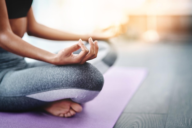 Foto hand mädchen und meditation in der yoga-klasse mit nahaufnahme von lotus pose für energiefluss und spirituelles wachstum mit achtsamkeit frau ruhe und frieden für geistige gesundheit zen und bewegung für stressabbau