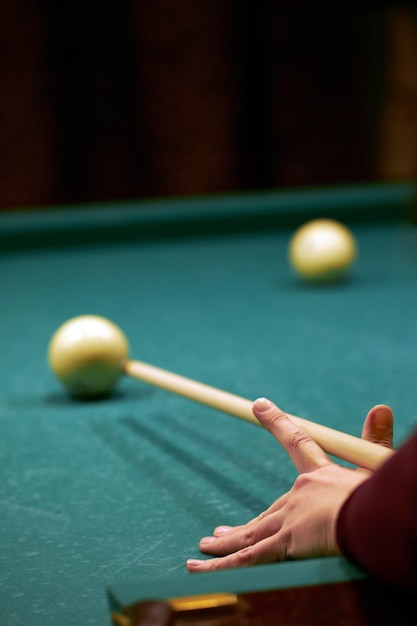 Hand mit Billard-Queue Billard Die Hand einer Frau leitet den Queue zu schlagen