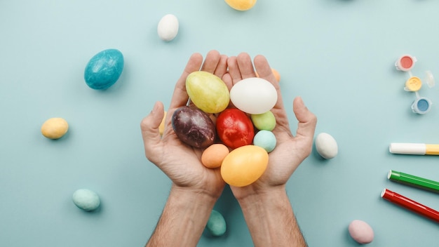 Hand mit bunten Ostereiern