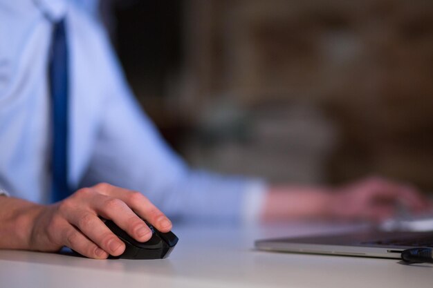 Hand mit Computermaus im Büro, Nahaufnahme