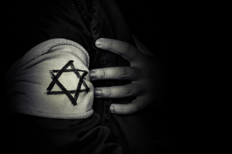 Foto hand mit dem abzeichen des davidsterns das konzept des holocaust stilisierte 1940er jahre die erinnerung an die opfer des holocaust schwarz-weiß-retro-foto