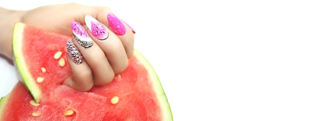Hand mit der Modemaniküre, die Wassermelone auf weißem Hintergrund hält.