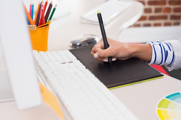 Hand mit Digitalisierer im Büro