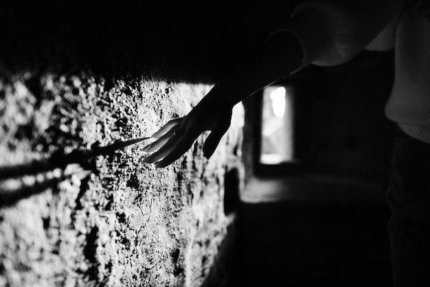 Foto hand mit einem ring auf einem wandhintergrund stilvolle schwarzweißfotografie