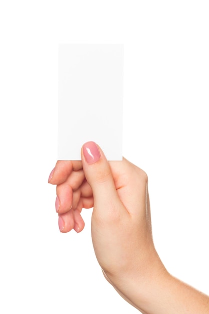 Hand mit einer leeren Karte in einer neutralen Umgebung für die Darstellung kreativer Wörter oder Botschaften