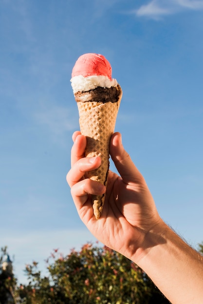 Hand mit Eis auf Kegel