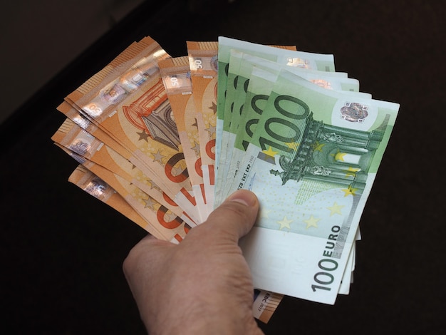 Hand mit Euro-Banknoten, Europäische Union