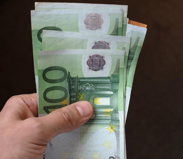 Hand mit Euro-Banknoten, Europäische Union