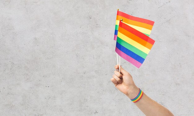 Hand mit Gay Pride Regenbogenfahnen und Armband