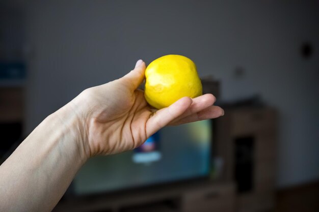 Hand mit gelbem reifen Apfel gesundes Obst frisches gesundes Snack vegan