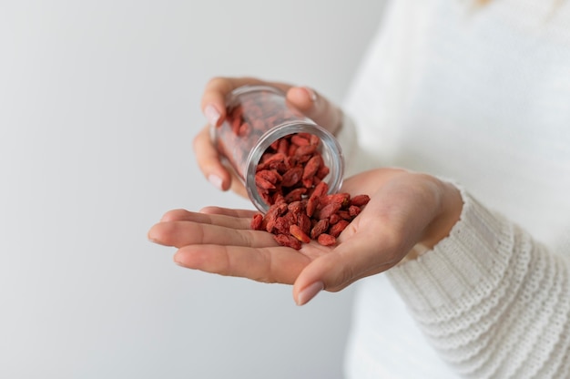 Foto hand mit goji-frucht