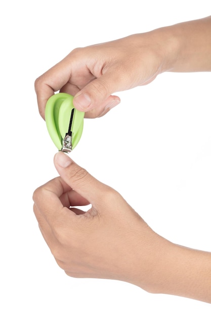 Hand mit grünen Nagelknipsern für Babys isoliert auf weißem Hintergrund.