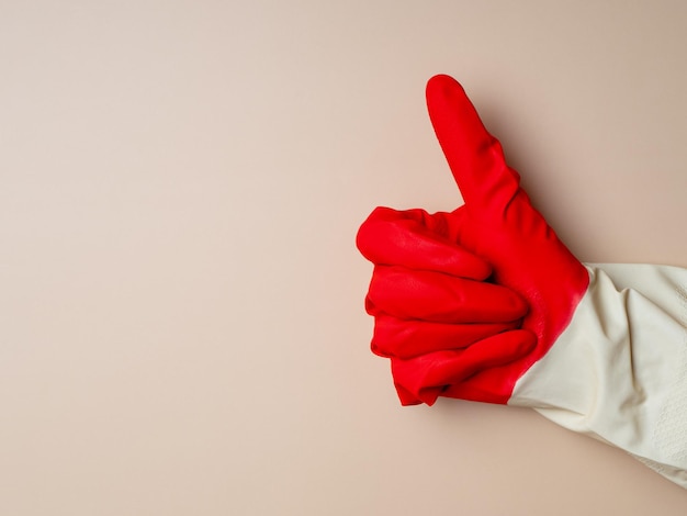 Hand mit Gummihandschuh zeigt Daumen hoch Zeichen Reinigungskonzept